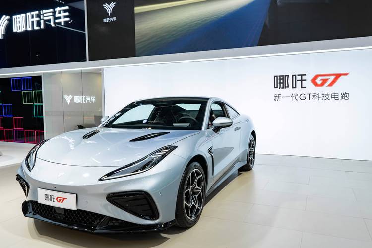 佛山257哪吒汽车在智能汽车领域的表现，领途汽车在新能源汽车市场中的影响力